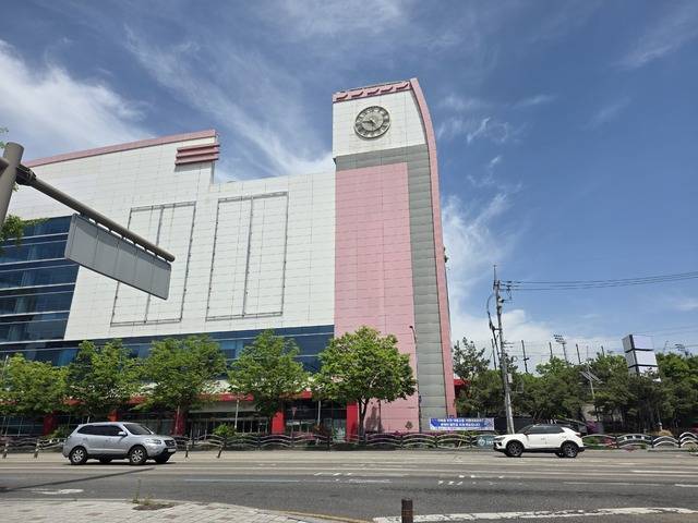 경영 악화로 전주 홈플러스 완산점이 폐점을 한 가운데 지난 24일 현장을 찾은 주변 일대에 유동 인구 없이 한산했다. / 문준혁 인턴기자