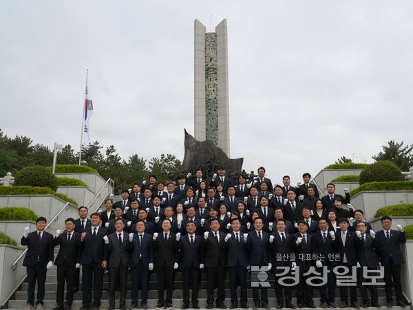 제9회 전국동시지방선거에 출마한 국민의힘 울산지역 후보자들이 30일 울산대공원 내 현충탑을 찾아 합동 참배를 진행했다.