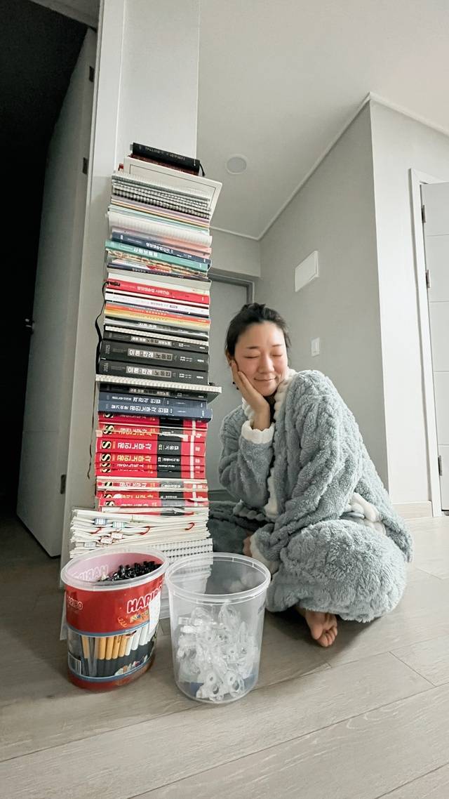 팬데믹 이후 찾아온 위기감 속에서 안정적인 음악 활동과 '펑크 로커'의 정체성을 모두 지키기 위해 공인노무사에 도전한 배미나 씨. 3년간 피나는 노력의 흔적인 방대한 수험서와 다 쓴 빈 펜심 통 옆에서 합격의 기쁨을 띤 채 미소 짓고 있다. 그녀는 자신과의 고독한 싸움 끝에 지난해 제34회 공인노무사 시험에 최종 합격했다. 배미나씨 본인제공