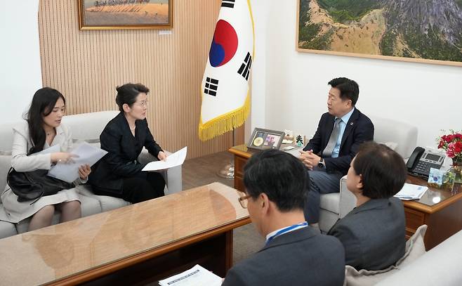 오영훈 제주도지사는 30일 오전 집무실에서 왕레이(王磊) 중국 산둥성 상무청장과 양 지역의 수출입 확대와 그린수소 산업 협력을 위해 간담회를 가졌다.