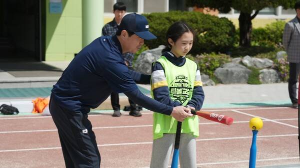 KBO가 4월 29일 서울 성북초등학교에서 '2026 KBO 찾아가는 티볼교실' 첫 수업을 열었다(사진=KBO)