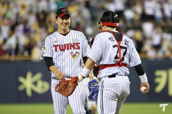 무사 1, 3루 위기를 잘 막은 유영찬(사진=LG)