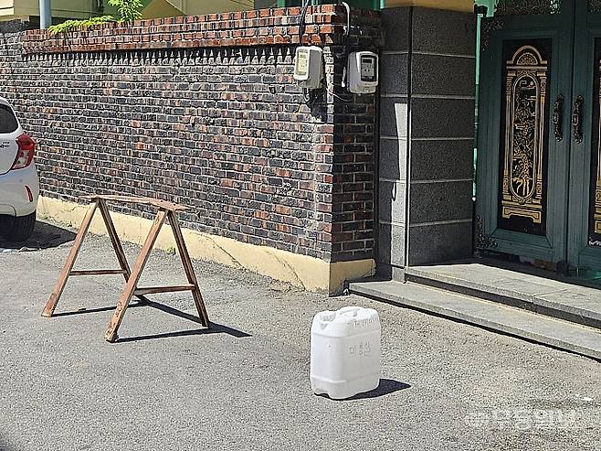 19일 광주 서구 쌍촌동 한 골목에 물통과 꼬깔콘, 주차금지 표지판 등 노상 적치물이 놓여 있다.