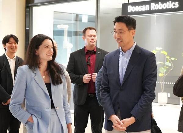 김민표 두산로보틱스 대표와 엔비디아 매디슨 황 엔비디아 수석 이사가 두산로보틱스 이노베이션 센터에서 대화하는 모습. [출처=두산로보틱스]