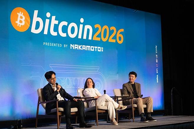이성훈 비트플래닛 대표가 현지시간 27일 미국 라스베이거스에서 열린 '비트코인 2026'에서 연사로 참여해 발언하고 있는 모습. 왼쪽부터 이성훈 비트플래닛 대표, 아만다 파비아노 나카모토 홀딩스 최고운영책임자, 제이슨 팡 소라벤처스 창업자의 모습. /제공=비트플래닛