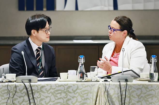 김정관 산업통상자원부 장관이 지난달 15일(현지시간) 일본 도쿄에서 열린 ‘제1차 인도·태평양 에너지 안보 장관회의 및 비즈니스 포럼’을 계기로 매들린 킹 호주 자원·북호주 장관과 면담하고 있다/제공=뉴스1