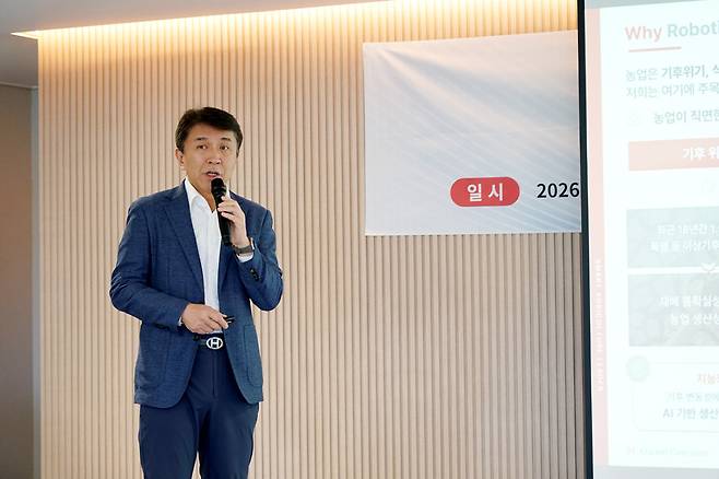 강성철 대동로보틱스 대표가 29일 대구 달성군에 위치한 대동모빌리티 S-Factory에서 농업로봇 기술 현황 및 개발 로드맵에 대해 설명하고 있다.(사진제공=대동)