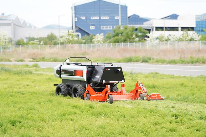 대동로보틱스의 제초로봇이 제초 작업을 진행하고 있다.(사진제공=대동)