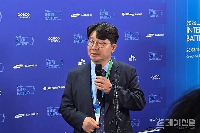 포스코퓨처엠 엄기천 대표이사 사장이 지난 3월 서울 코엑스에서 열린 '인터배터리 2026'에서 기자들과 질의에 답변하는 모습.&nbsp;ⓒ투데이신문