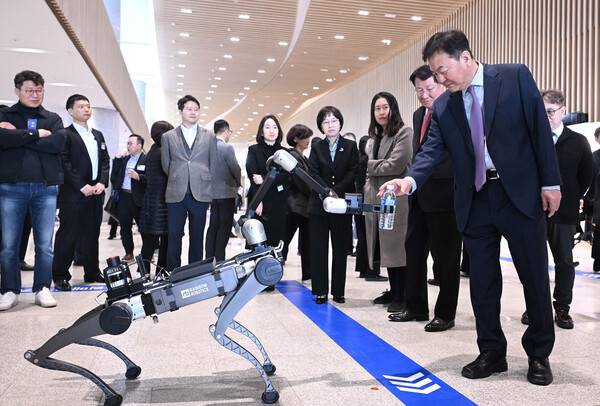 삼성전자 제56기 정기 주주총회가 3월 19일 경기도 수원시 수원컨벤션센터에서 열렸다. 신제윤 삼성전자 이사회 의장과 사외이사들이 레인보우로보틱스 로봇을 보고 있다. / 뉴스1