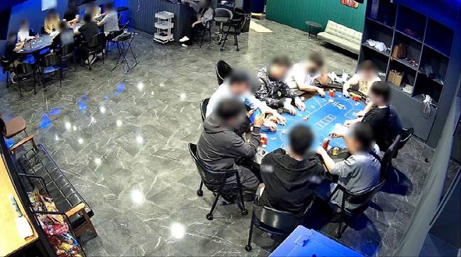 홀덤펍으로 위장한 불법 도박장 내에서 손님들이 게임을 하고 있다. (사진= 뉴시스)