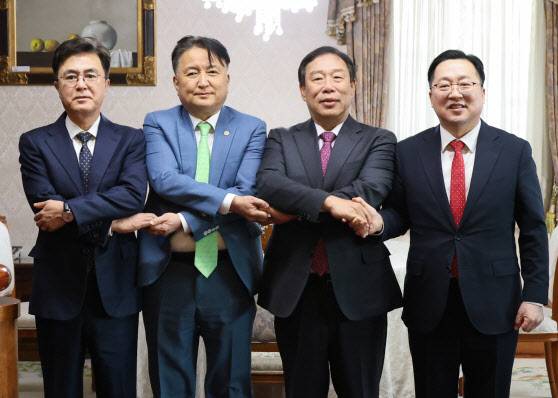 김태흠 충남지사(왼쪽)와 김영환 충북지사(왼쪽 2번째), 최민호 세종시장(오른쪽 2번째), 이장우 대전시장(오른쪽) 등 충청권 4개 시·도지사가 2022년 3월 6일 충북 청남대에서 ‘대청호 수질보호 및 규제완화를 촉구하는 공동성명서’를 발표한 뒤 손을 맞잡고 있다. (사진=대전시)