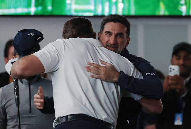 야시르 알 루마이얀 PIF 총재 겸 LIV골프 이사회 의장이 지난 2월 사우디아라비아 대회에서 브라이슨 디섐보와 인사하고 있다. (사진=AFPBBNews)