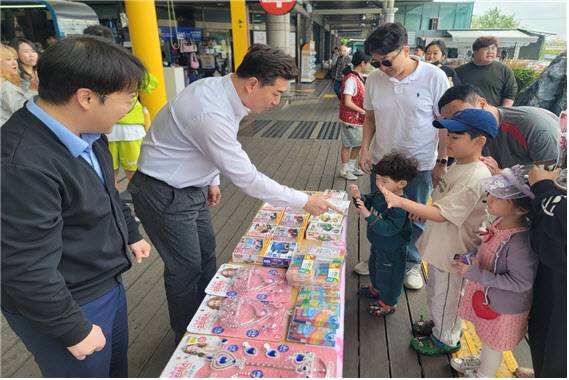 지난해 어린이날, 칠곡(서울)휴게소 관계자가 어린이 고객을 대상으로 장난감, 크레파스를 등의 선물을 나눠주고 있다.