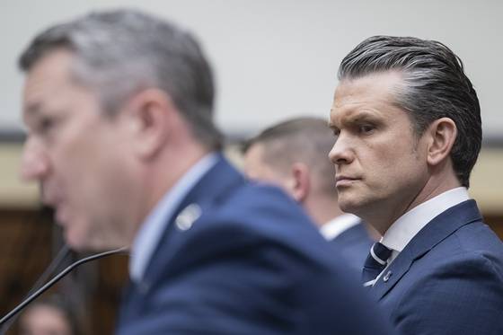 피트 헤그세스 미국 전쟁부장관(오른쪽). 〈사진=EPA/연합뉴스〉