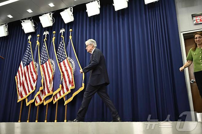 제롬 파월 연방준비제도 의장이 29일(현지시간) 워싱턴 청사 기자회견장에 입장하고 있다. ⓒ AFP=뉴스1