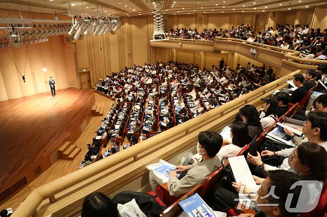 25일 서울 성동구 한양대학교 백남음악관에서 600여 명의 학부모가 참석한 가운데 '2027학년도 한양대학교 전형계획 학부모 설명회’가 열리고 있다. (한양대 제공. 재판매 및 DB 금지) 2026.4.25 ⓒ 뉴스1