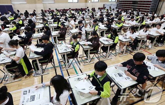 30일 경기 화성시 동탄국제고등학교에서 1학년 학생들이 1학기 1차 지필평가를 시험 감독이 없는 '무감독 양심 시험'으로 치르고 있다. 2026.4.30 ⓒ 뉴스1 김영운 기자