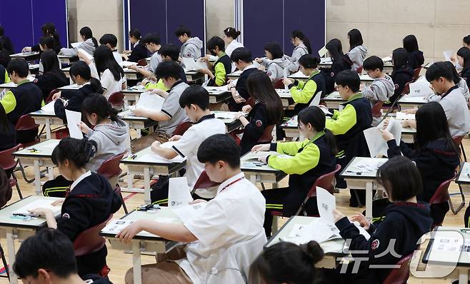 30일 경기 화성시 동탄국제고등학교에서 1학년 학생들이 1학기 1차 지필평가를 시험 감독이 없는 '무감독 양심 시험'으로 치르고 있다. 2026.4.30 ⓒ 뉴스1 김영운 기자
