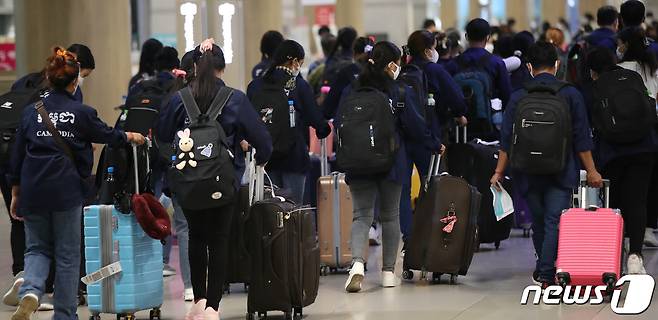 인천국제공항 제1여객터미널 입국장에 외국인 근로자가 입국하고 있다. ⓒ 뉴스1 임세영 기자