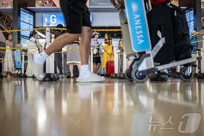 일본 간사이국제공항 출국장에서 탑승을 기다리는 승객들 <자료사진> 2024.11.1 ⓒ AFP=뉴스1