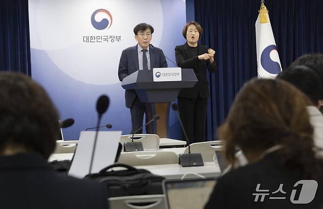 정부는 30일 오전 정부서울청사에서 정기현 위원장 주재로 제5차 의료혁신위원회를 열어 의료혁신 시민패널 공론화 의제(안), 전문위원회 운영 경과·향후 계획 등을 논의했다고 밝혔다. 결과 브리핑을 주재하고 있는 정 위원장.(보건복지부 제공)