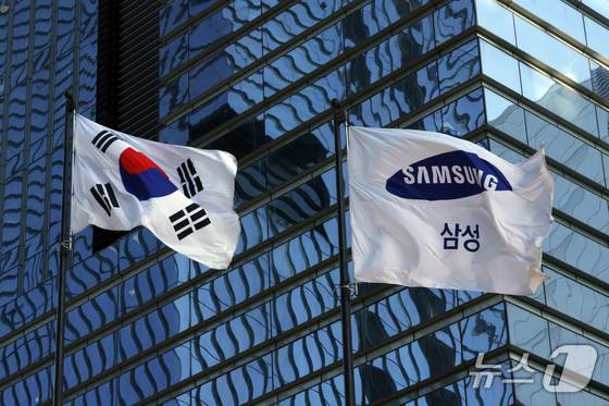 삼성전자 서초 사옥 앞에 깃발이 나부끼고 있다.ⓒ 뉴스1 DB