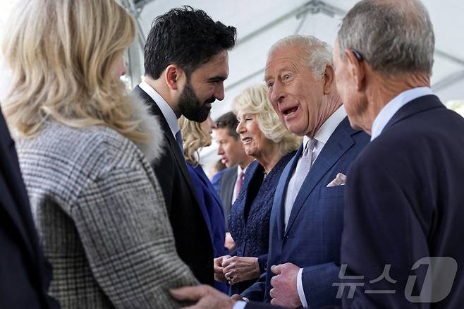 인사하는 맘다니 뉴욕시장과 찰스 3세 영국 국왕. 2026.04.29 ⓒ 로이터=뉴스1