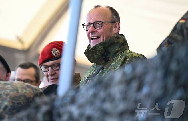 프리드리히 메르츠 독일 총리가 30일 북부 뮌스터에 위치한 독일군 병영을 찾아 독일군 장병들을 시찰하고 있다. 2026.04.30.ⓒ AFP=뉴스1