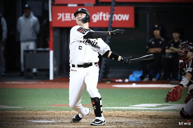 KT 장성우가 29일 수원케이티위즈파크에서 열린 2026 KBO리그 정규시즌 LG와 경기에서 10회말 역전 끝내기 2타점 2루타를 때리고 있다. 사진 | KT 위즈