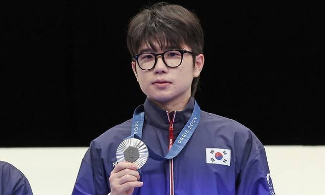 박하준이 파리올림픽 혼성 10m 공기소총 은메달을 목에 걸고 기념촬영을 하고 있다. 사진 | 올림픽공동취재단