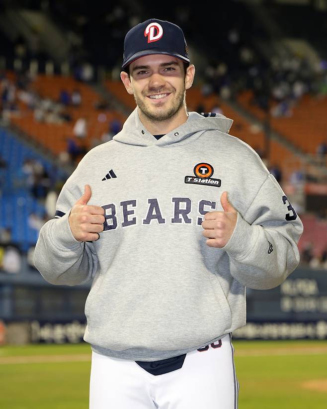 두산 잭로그가 29일 서울 잠실구장에서 열린 2026 KBO리그 삼성전 후 진행된 허슬플레이상 시상식에서 기념촬영을 하고 있다. 사진 | 두산 베어스