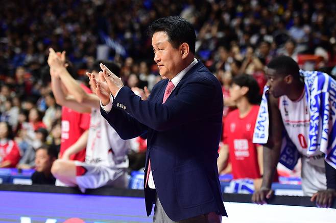 정관장 유도훈 감독이 30일 부산 사직실내체육관에서 열린 2025~2026 LG전자 프로농구 4강 PO KCC와 4차전에서 선수들을 격려하고 있다. 사진 | KBL