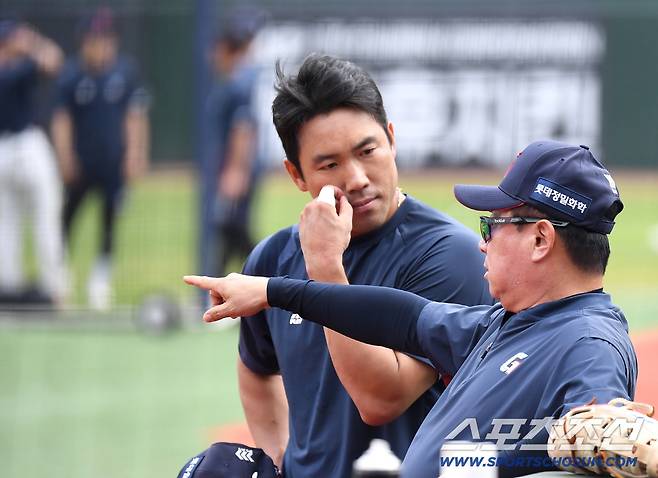 28일 부산 사직야구장에서 열리는 롯데와 키움의 경기. 전준우와 대화를 나누고 있는 롯데 김태형 감독. 부산=송정헌 기자songs@sportschosun.com/2026.04.28/