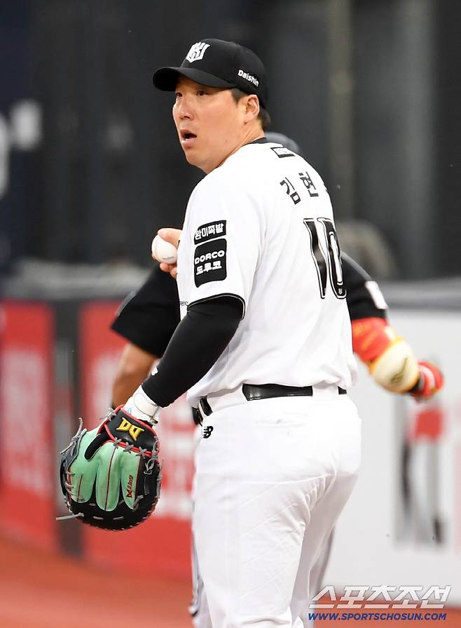 1루심의 세이프 선언에 김현수는 깜짝 놀랐다.