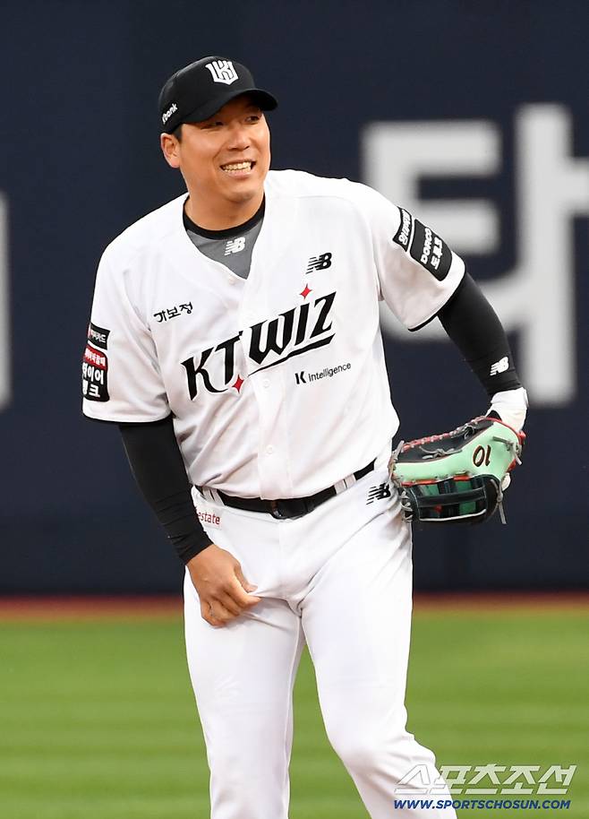 판독 결과 아웃으로 번복되자 김현수는 미소 지었다.