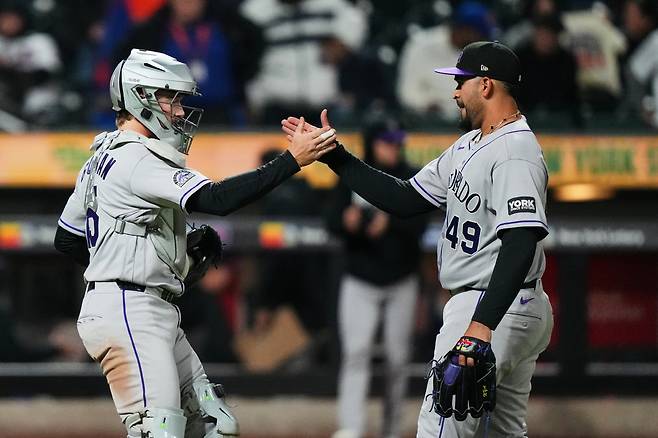 Colorado Rockies pitcher Antonio Senzatela, right, celebrates with catcher Hunter Goodman after a baseball game against the New York Mets Friday, April 24, 2026, in New York. (AP Photo/Frank Franklin II)







<저작권자(c) 연합뉴스, 무단 전재-재배포, AI 학습 및 활용 금지>