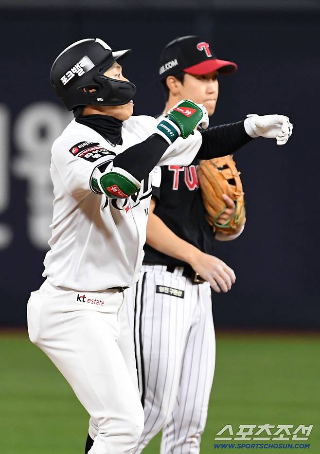 7회말 2사 만루 KT 대타 유준규가 적시타를 날린 뒤 환호하고 있다.
