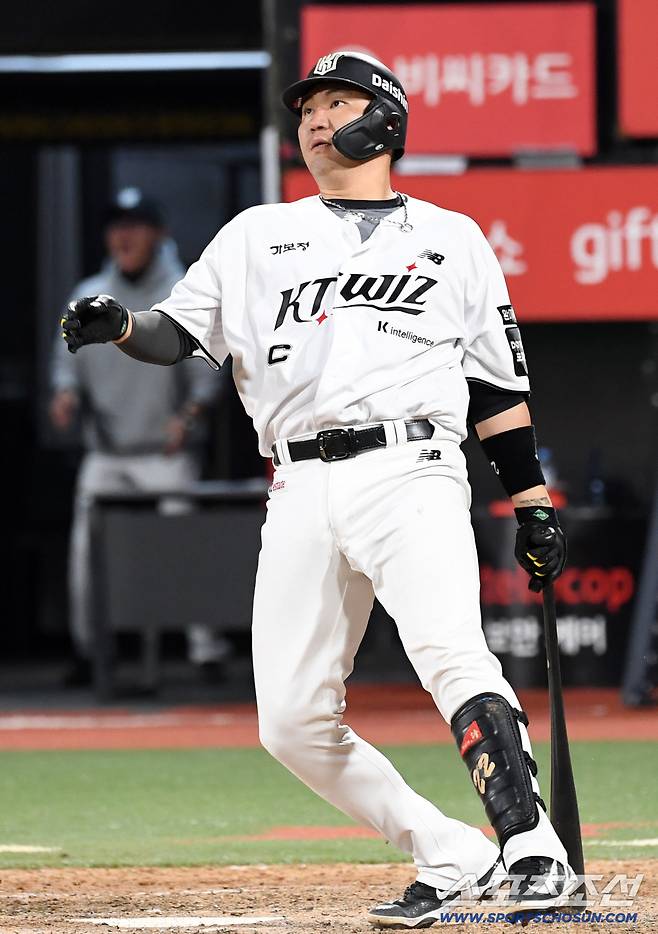 연장 10회말 1사 만루 장성우는 풀카운트 승부 끝 자신 있게 배트를 돌렸다.