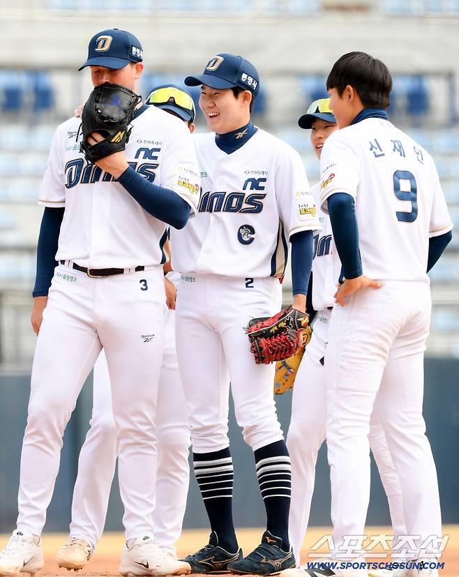 15일 마산야구장에서 열린 NC 다이노스와 키움 히어로즈의 시범경기. NC 라일리가 마운드에서 내려가는 순간 박민우가 위로하고 있다. 창원=박재만 기자 pjm@sportschosun.com/2026.03.15/
