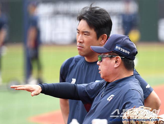 28일 부산 사직야구장에서 열리는 롯데와 키움의 경기. 전준우와 대화를 나누고 있는 롯데 김태형 감독. 부산=송정헌 기자songs@sportschosun.com/2026.04.28/