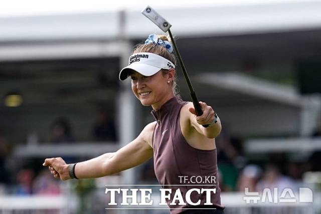 코다가 우승을 확정짓는 퍼팅을 성공시킨 뒤 양팔을 벌리고 기쁨을 만끽하고 있다./AP.뉴시스