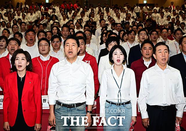 애국가 제창하는 나경원 의원과 오세훈 서울시장 후보, 배현진 위원장, 김성태 전 의원.