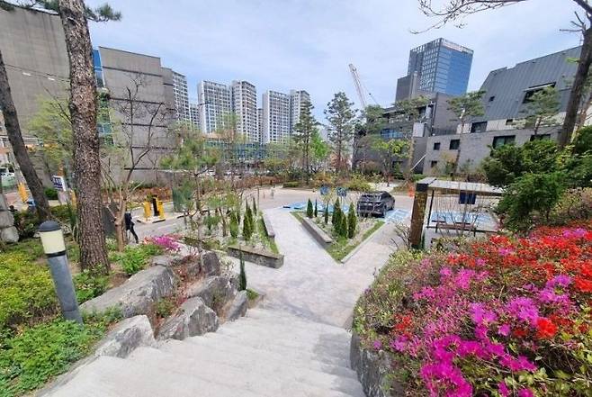 최근 새롭게 단장한 감리교신학대학교 내 ‘담장 개방 주민쉼터’. 서대문구 제공.