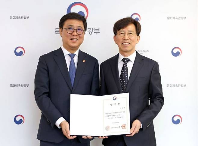 문화체육관광부는 한국정책방송원(KTV) 신임 원장에 이창태 전 SBS플러스 대표이사를 임명했다고 30일 밝혔다. 임명장 수여식 후 기념 촬영 중인 최휘영 문체부 장관과 이 신임 원장. 문화체육관광부