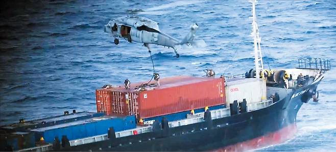 호르무즈 선박 수색하는 미군  미군 제31해병원정대가 28일 아라비아 해에서 민간 상선 ‘블루스타 3호’를 나포해 수색하고 있다. 헬기를 동원해 승선한 대원들은 컨테이너 박스 위에 올라 총을 들고 주변을 경계하는 모습이다. /미 중부사령부 X