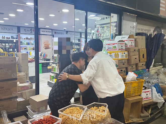 한동훈 전 국민의힘 대표가 29일 부산 북구 구포시장에서 상인들과 인사를 나누고 있다. ⓒ데일리안 오수진 기자