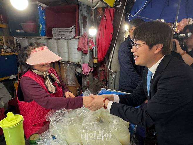 하정우 전 청와대 AI미래기획수석이 29일 오후 부산 북구 구포시장에서 상인과 인사를 나누고 있다. ⓒ데일리안 오수진 기자