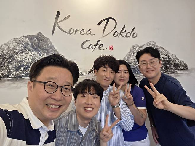 필리핀 보홀의 알로나 비치에서 엄상현·박진화 부부가 운영하는 ‘독도 카페’ 내 대형 독도 그림. 왼쪽부터 서경덕 성신여대 교수, 한국화 작가 서준범 씨, 엄상현·박진화 부부, 조종철 독도사랑운동본부 사무국장. 서 교수 제공
