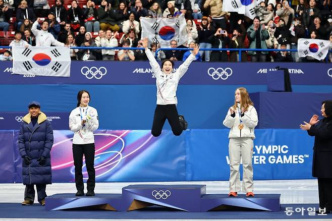 쇼트트랙 김길리 선수가 21일(한국)이탈리아 밀라노 아이스스케이팅 아레나에서 열린 쇼트트랙 여자 1500m 시상식에서 점프를 하며 손을 높이 치켜 들며 웃고 있다. 밀라노=전영한 기자 scoopjyh@donga.com